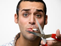 40歳になる前に喫煙をやめた人は、全く喫煙しなかった人と同じくらい長生きできる可能性があります。研究者は、喫煙者はその習慣でおよそ10年の寿命を失うが、40歳になる前にやめればそのほとんどの時間を取り戻せることを発見しました。40歳になる前に早くやめるほど、その利益は大きくなります。