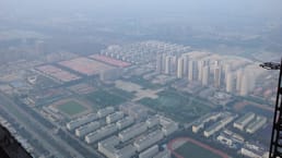 Il y a environ cinquante villes fantômes en Chine. D'après la consommation d'électricité, on estime qu'il y a plus de 60 000 000 d'appartements totalement inoccupés.