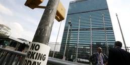 В 2014 году в Нью‑Йорке было 16 млн долларов неоплаченных штрафов за парковку от иностранных дипломатов. Наибольшим нарушителем была Египет, с суммой около 1,9 млн долларов. Дипломатический иммунитет — главная причина, по которой эти штрафы остались неоплаченными.