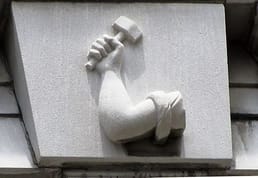 De grootvader van Armie Hammer, oliebaron Armand Hammer, probeerde het merk Arm & Hammer van huishoudelijke producten te kopen vanwege de gelijkenis met zijn naam. Toen ze weigerden, kocht hij aandelen totdat hij meerderheidsaandeelhouder werd. Armand is vernoemd naar het symbool van de socialistische arbeiderspartij.