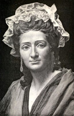 著名的杜莎夫人最初在法国大革命期间于巴黎创立。玛丽·杜莎曾为那些被断头台斩首的名人制作“死亡面具”。她携带收藏在英国巡演了30年，随后在伦敦建立了她的蜡像馆。