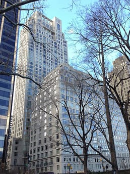 2014年、4人の住人は、開発業者がマンハッタンで最も高級な住宅のひとつを建設しようとした際に、住み替えを拒否しました。最終的に、彼らは皆巨額の補償金を受け取りました。最後の住人は非常に賢く頑固で、1,700万ドルと、200万ドル相当の住宅を生涯にわたって使用できる権利を得ました。