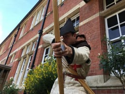 Die Skelette mittelalterlicher englischer Bogenschützen waren durch jahrelanges Bogenschießen deformiert. Die hohe Zugkraft von Kriegsholzbögen, kombiniert mit jahrelangem Training im Umgang damit von klein auf, führte dazu, dass die Skelette überentwickelte Schulter‑ und Armknochen aufwiesen, um das Muskelwachstum in diesen Bereichen auszugleichen.