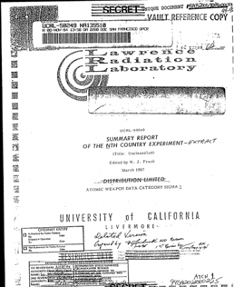 The user asks to translate a title from English to German, returning only the translated title. The title is:

"In 1964, three physicists who just got their PhDs were tasked with developing a working design for a nuclear weapon using only unclassified information. The goal is to see if a country can develop a nuclear weapon without aid. They accomplished it within 2 and a half years."

We need to translate that entire title into German. It's a long sentence, but it's a title. Provide German translation.

Potential translation:

"1964 wurden drei frisch promovierte Physiker beauftragt, ein funktionsfähiges Design für eine Atombombe ausschließlich mit unklassifizierten Informationen zu entwickeln. Ziel war zu prüfen,