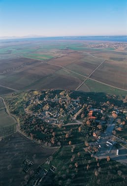 Durante siglos la ciudad de Troya se consideró un mito hasta que fue redescubierta en 1871 en la actual Turquía. La zona había sido excavada antes, pero las ruinas de Troya estaban bajo excavaciones más recientes y habían permanecido intactas durante milenios, aunque el sitio tenía gente viviendo sobre ella.