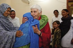 一位德国修女看到巴基斯坦的麻风病患者后心碎,人们认为麻风病是上帝的惩罚,患者被排斥,她放弃一切独自前往巴基斯坦与麻风病作斗争,最终让当时人口1.27亿的巴基斯坦摆脱了这种疾病。