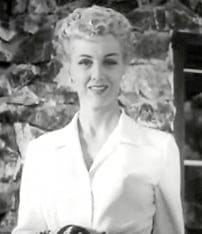 كانت الممثلة جان ستيرلينغ تملك تذكرة طيران للسفر إلى الولايات المتحدة، لكنها وجدت ملابس داخلية أعجبتها، فاستُخدمت آخر ما لديها من المال لشرائها، مستبدلة تذكرة الطيران بتذكرة على سفينة بخارية. في منتصف الرحلة علمت أن المنطاد الذي كانت محجوزة عليه، هيندينبرغ، قد دُمّر في حريق.