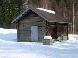 A sauna é uma parte tão profundamente enraizada da cultura finlandesa que os finlandeses chegam a construí‑las em tempos de guerra. A tradição determina que nenhum título ou hierarquia seja permitido na sauna, inclusive patentes militares nas saunas construídas e usadas por soldados.