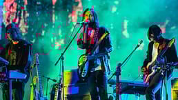 Tame Impala é uma pessoa única chamada Kevin Parker, que escreve, toca e produz toda a música gravada, mas faz turnês com um grupo de outros músicos para formar a banda ao vivo completa.