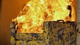 Die Tabakindustrie hat es geschafft, die Schuld dafür, dass Menschen mit brennenden Zigaretten einschlafen, von ihren Produkten auf zu brennende Betten und Sofas zu schieben, sodass die Regierung flammhemmende Mittel in alle möglichen Haushaltsprodukte zwingt, die jetzt mit Krebs usw. in Verbindung gebracht werden.