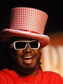 تم تقديم Auto‑Tune في عام 1997، وهو يستخدم جهازًا مملوكًا لقياس وتعديل النغمة في تسجيلات وعروض الموسيقى الصوتية والآلية، وقد تم تصنيفه كواحد من أسوأ 50 اختراعًا حسب مجلة تايم.