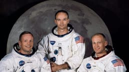 Nel 1969, all'apice della Guerra Fredda, l'equipaggio dell'Apollo 11 portò medaglie commemorative sulla Luna per onorare due cosmonauti sovietici morti nell'ambito del programma di volo spaziale umano dell'URSS.