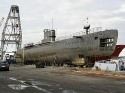 En 1991, un grupo de jóvenes de Dinamarca escribió a Gorbachov de Rusia para pedirle un submarino gratis. Él dijo que sí, y tres años después recibieron un enorme submarino de 76 metros (250 pies).