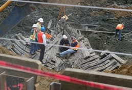 De vroege delen van San Francisco werden gebouwd op schepen die door goudzoekers tijdens de Californische Goldkoorts werden achtergelaten. Veel schepen werden opzettelijk op het strand gezet om bars en hotels te worden. Nu liggen honderden houten schepen onder de stadsstraten en een deel van de metro loopt door de romp van één.