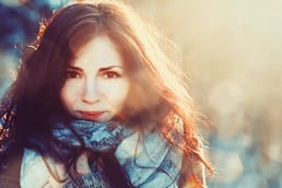 在俄罗斯文化中，公开微笑被视为不妥。过度微笑被认为是不诚实、不真诚，甚至是愚蠢的表现。俄罗斯人也因此在照片中往往不笑。