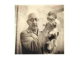 In de jaren 20 redde een freakshow het leven van meer dan 6500 premature baby's. Ziekenhuizen lieten ze sterven; maar een “nep” dokter genaamd Martin Couney toonde de baby's in een experimentele glazen kast, een incubator. Hij gebruikte de opbrengst om de show te betalen, met een overlevingspercentage van 85 %.