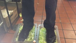 En 2012, un employé de Burger King a posté anonymement une image sur 4chan où il mettait ses pieds dans de la laitue, avec la légende : « Voici la laitue que vous mangez chez Burger King. » Il a fallu 20 minutes aux gens pour retrouver le restaurant où l’employé travaillait et contacter les médias. Il a été immédiatement licencié.