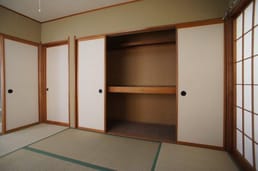 Как бездомная женщина выжила, живя в шкафу мужчины в течение года?