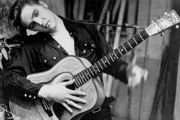 埃尔维斯自己写歌吗？