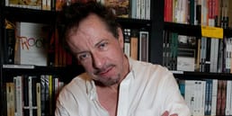 Wie hat sich Clive Barker vor seinem Durchbruch als Autor finanziell über Wasser gehalten?