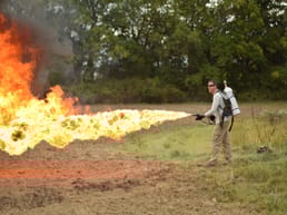 هل يمكنك امتلاك قاذف لهب في الولايات المتحدة؟