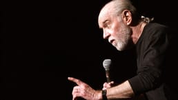 Por que George Carlin foi preso em Milwaukee?