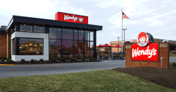 In Europa gibt es keine Wendy’s, weil ein lokaler niederländischer Snackbar die Marke Wendy’s besitzt. Die riesige Fast‑Food‑Kette befindet sich seit Jahren im Rechtsstreit mit der Snackbar.