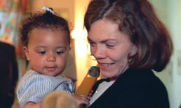 O que aconteceu com a mãe dinamarquesa que deixou seu bebê fora de um restaurante em Nova York?