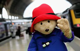 Quem projetou o primeiro brinquedo do Ursinho Paddington?