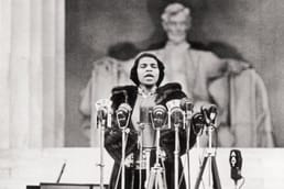 エレノア・ルーズベルトがアメリカ独立戦争娘会を辞任した理由は何ですか？