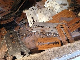 لماذا كانت المنازل القديمة تحتوي على شفرات حلاقة في الجدران؟