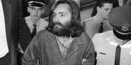 Charles Manson teve um telefone celular na prisão?