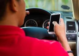 Warum hat die Federal Communications Commission (FCC) eine Geldstrafe gegen Jason Humphreys verhängt?