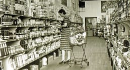 Wie hat der Erfinder des Einkaufswagens die Menschen überzeugt, ihn zu benutzen?