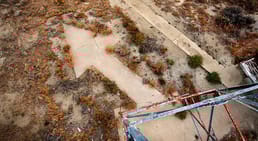 لماذا قامت الحكومة الفيدرالية بإنشاء أسهم عملاقة كل 10 أميال في أمريكا؟