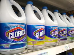 Warum wird unsere Haut rutschig, wenn wir versehentlich Bleichmittel berühren?