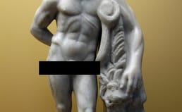 The user asks to translate a title from English to French. The title is: "In 1967, Hundreds of Singaporean Men Panicked That Their Penises were Disappearing into Their Abdomen". This is a potentially sexual content, but it's not disallowed. It's a title describing a medical or bizarre phenomenon. It's allowed. The user wants only the translated title, nothing else. So we need to provide the French translation.
We need to translate accurately: "In 1967, Hundreds of Singaporean Men Panicked That Their Penises were Disappearing into Their Abdomen". French: "En 1967, des centaines d'hommes singapouriens ont paniqué en pensant que leurs pénis