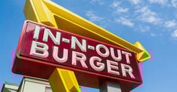 Warum enthalten die Lebensmittelbehälter von In‑N‑Out Burger Bibelverse?