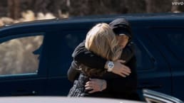 دِبي ماذرز، والدة إمينيم، حاولت مقاضاة نجم الراب بمبلغ 10 ملايين دولار في دعوى تشهير. كما أصدرت مجموعة من الأغاني السلبية مع اثنين من الرابرز غير المعروفين للانتقام من إمينيم. خسرت الدعوى.