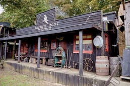 لاريدو هي بلدة غرب أمريكيّة زائفة في إنجلترا بُنيت على يد مُمَثِّلي التاريخ ومفتوحة فقط للأعضاء