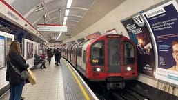 Die Londoner U‑Bahn erwärmt sich durch den Bahnbetrieb, die Temperatur steigt allmählich, die meiste Wärme stammt von den Bremsvorgängen der Züge