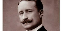 سقوط الرئيس الفرنسي السابق بول ديشانيل من نافذة مقصورته النوم وتم العثور عليه يتجول في الظلام مدعيًا أنه رئيس فرنسا