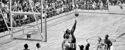 Die Harlem Globetrotters hatten 1971 ihre einzige offiziell anerkannte Niederlage; Gerüchte über Verluste in den 50er‑Jahren wurden nicht anerkannt