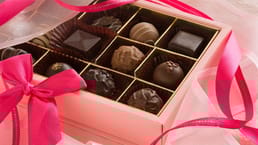 Japanische Frauen sollen am Valentinstag Männern Schokolade schenken – Giri‑Choco oder Pflichtschokolade sind Teil dieser Tradition. Männer sollen am 14. März erwidern.