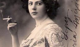 Los cigarrillos estaban destinados a ser cigarros de mujer, ya que fumar un cigarro se consideraba impropio de una dama.