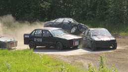 Folkracing 是一种起步级的拉力赛越野赛,起源于芬兰。它主要设计用于在碎石赛道上行驶,以将速度限制在 80 公里/小时。