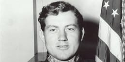 Джеклин Х. Лукас вступила в морскую пехоту в 14 лет. Она пробралась на корабль, направлявшийся к Иводзиме, штурмовала пляж без винтовки и бросилась на две гранаты, чтобы защитить свою команду. Выжила и в 17 лет получила Медаль Почёта.