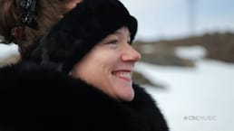 Mary Piercey-Lewis, insegnante di musica con un dottorato in etnomusicologia, pubblica per la prima volta nel 2021 un testo di musica corale inuit