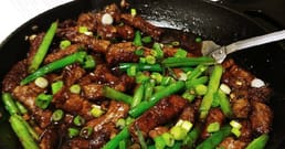 中餐馆的蒙古牛肉并非来自蒙古,而是源自台湾的蒙古烤肉店;蒙古烤肉风格由台湾企业家于1950年代创立