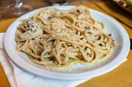 La carbonara non esisteva prima della Seconda Guerra Mondiale. Si ritiene sia nata dalle forniture militari statunitensi di uova e pancetta in quel periodo.